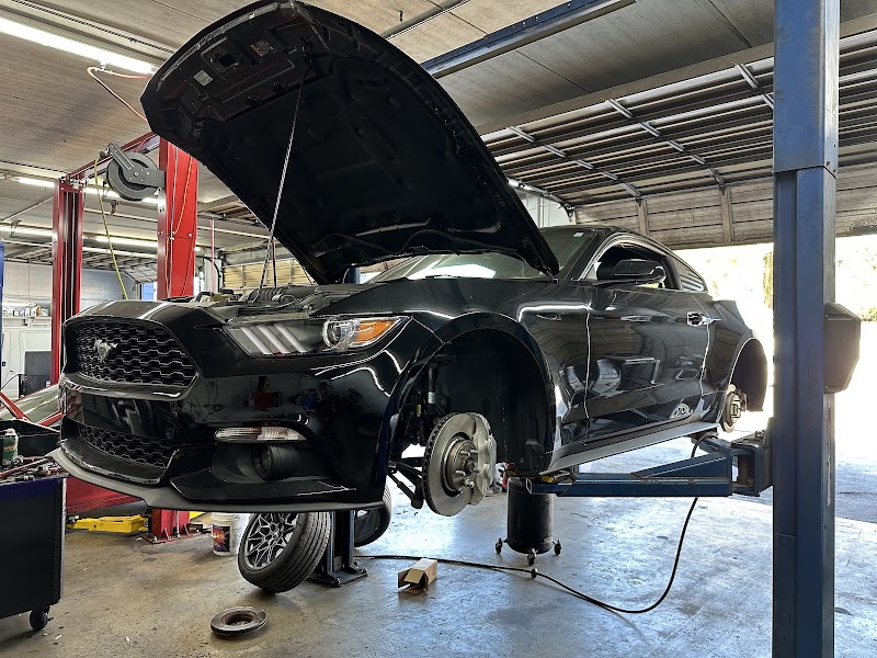 Maxi's Mechanics Auto Repair & Service - Riverside